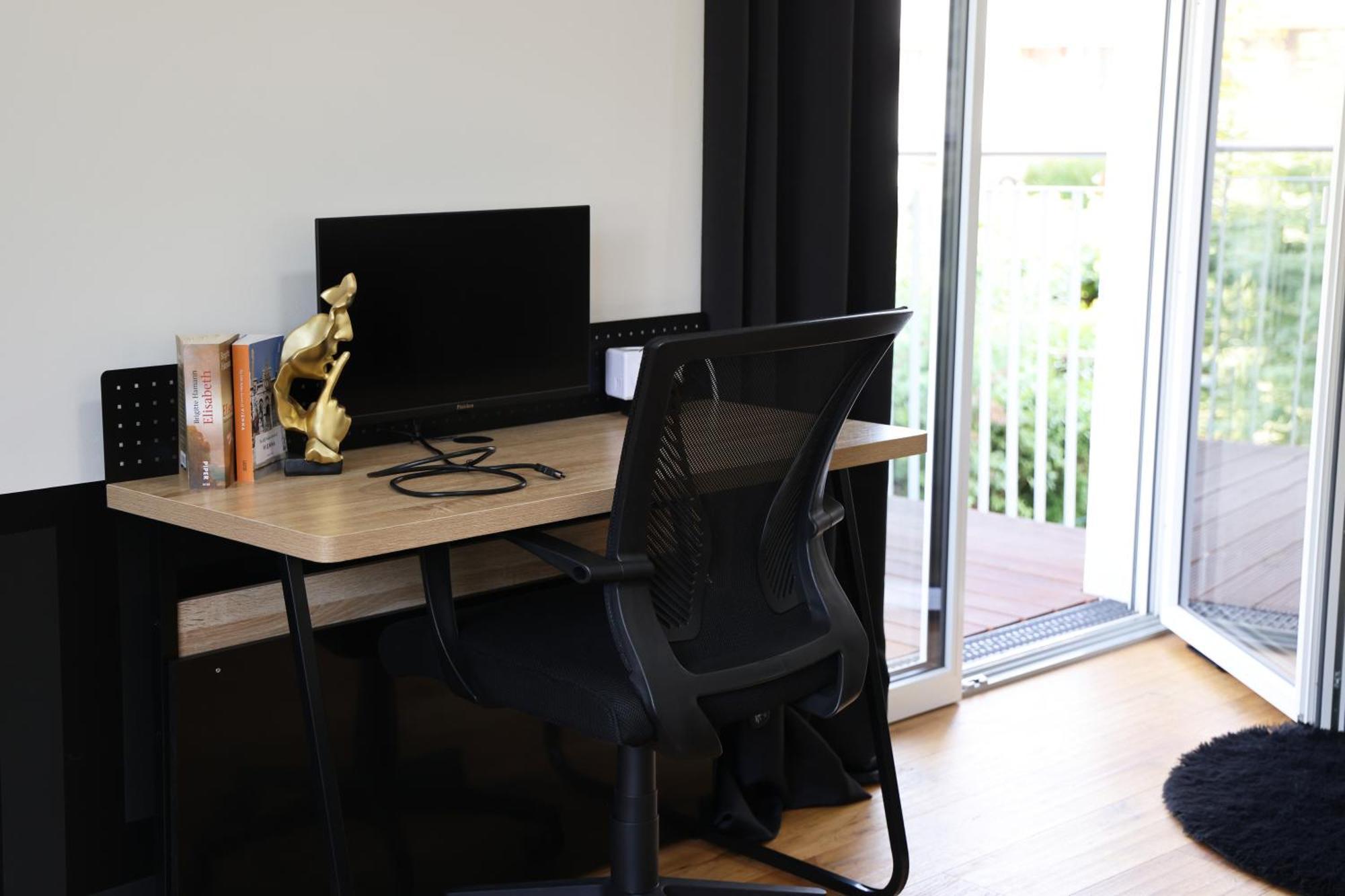 Vienna's Modern Black Beauty - Couples & Family-friendly Apartment *